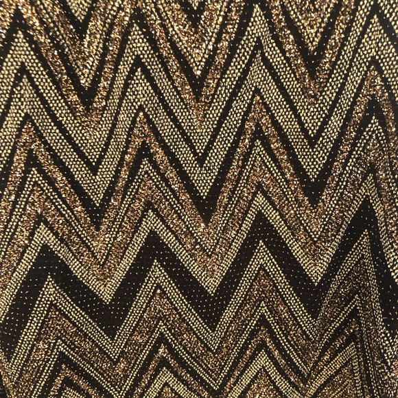 Boston Proper Glitter Zig Zag cold shoulder top Size S NWOT - Picture 3 of 8